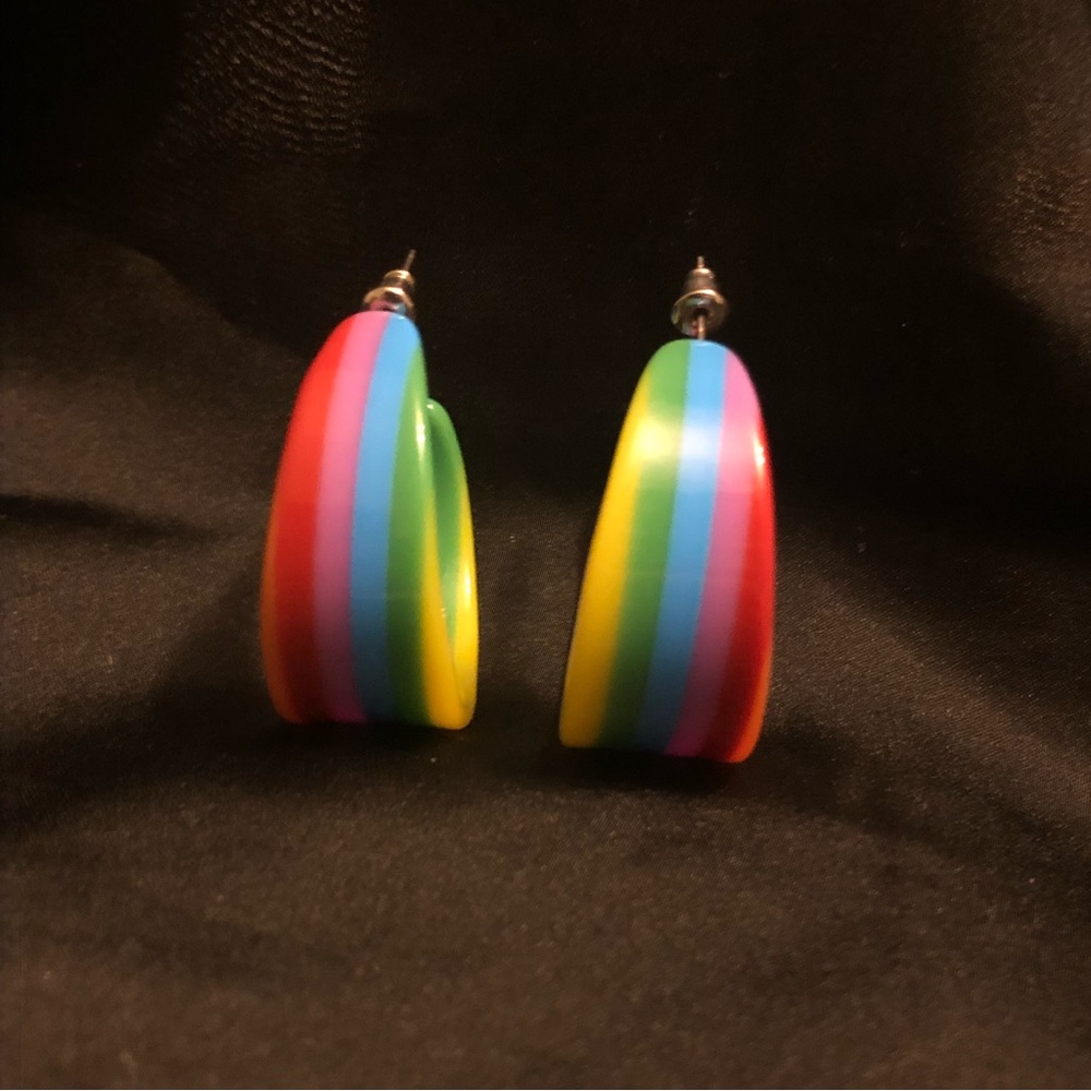VINTAGE! Plastic rainbow hoop earrings - Picture 3 of 7